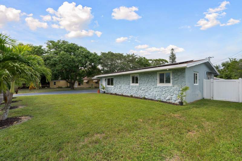 3 bedroom Single Family Residence at 3767 SW 16th Court, Fairfax Brolliar Add, Fort Lauderdale — photo 2