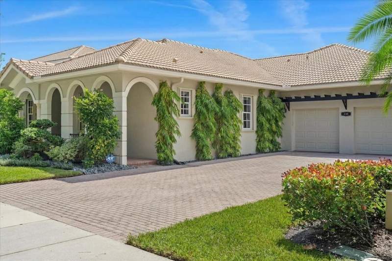 4 bedroom Single Family Residence at 136 Via Santa Cruz, Paseos, Jupiter — photo 4