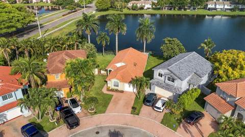 10627 NW 7th Street, Pembroke Pines FL - photo 6 of 31