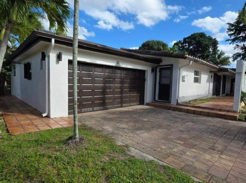 5 bedroom Single Family Residence at 690 NW 68th Avenue, Plantation Gardens Sec 5, Plantation — photo 2