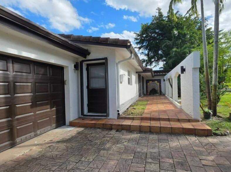 5 bedroom Single Family Residence at 690 NW 68th Avenue, Plantation Gardens Sec 5, Plantation — photo 3