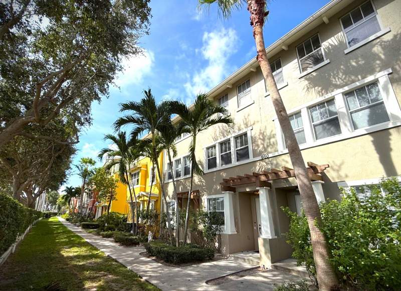 2 bedroom Townhouse at 960 Millbrae Court #4, Cityside Condo, West Palm Beach — photo 2