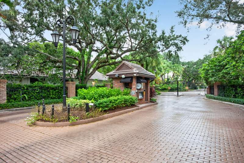 5 bedroom Single Family Residence at 10240 Vestal Court, Maplewood, Coral Springs — photo 4
