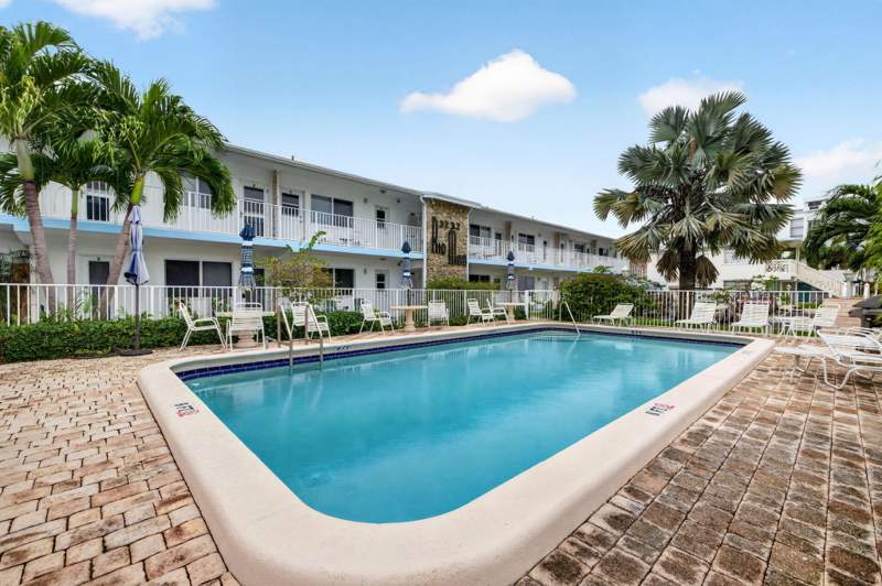 1 bedroom Stock Cooperative at 3232 Canal Drive, Rio-Mar Apts Co-Op, Pompano Beach — photo 3