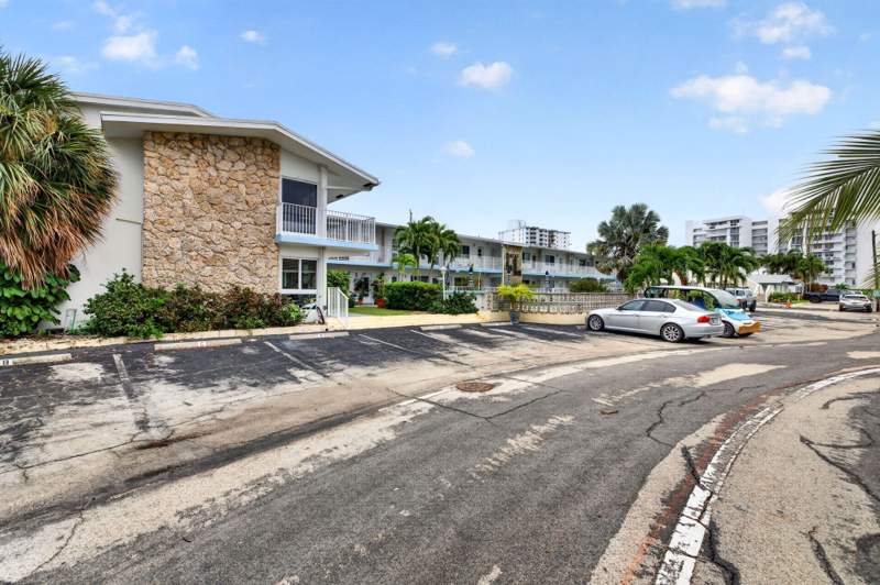 1 bedroom Stock Cooperative at 3232 Canal Drive, Rio-Mar Apts Co-Op, Pompano Beach — photo 4