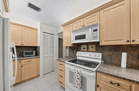 5628 Pleasant Valley Lane, Delray Beach FL - photo 11 of 39