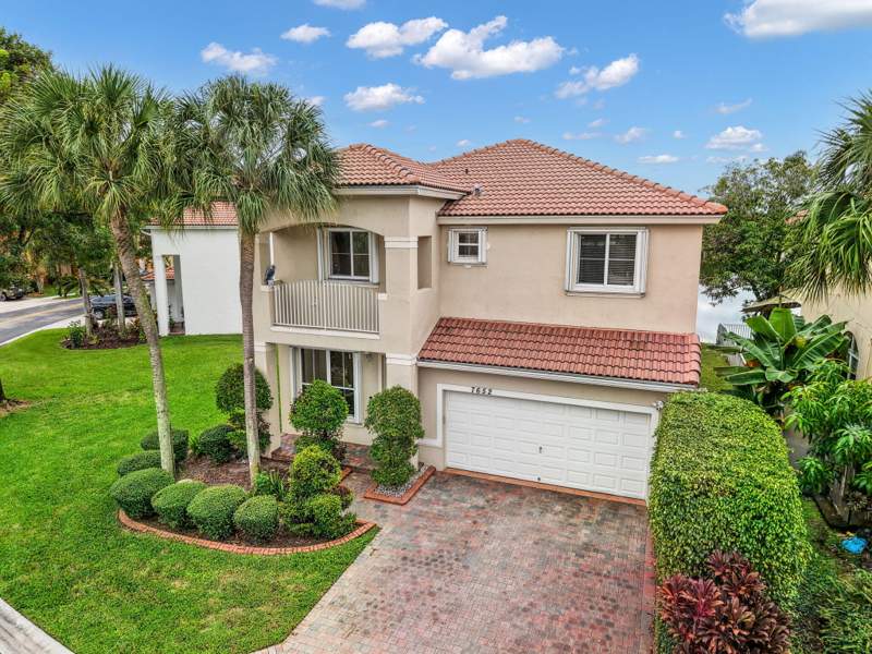 4 bedroom Single Family Residence at 7652 NW 23rd Street, Walnut Creek, Pembroke Pines — photo 2