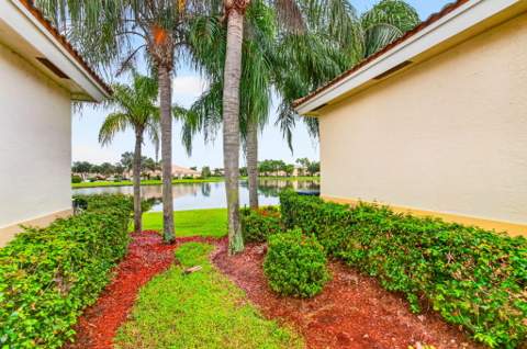 2340 Windjammer Way, West Palm Beach FL - photo 7 of 84