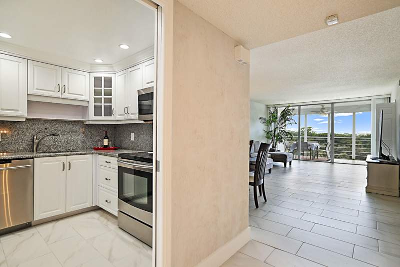 2 bedroom Condominium at 575 Oaks Lane #703, Palm-Aire, Pompano Beach — photo 5
