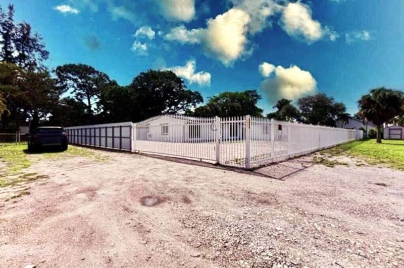 4 bedroom Single Family Residence at 696 Arlington Drive, West Palm Beach, West Palm Beach — photo 2