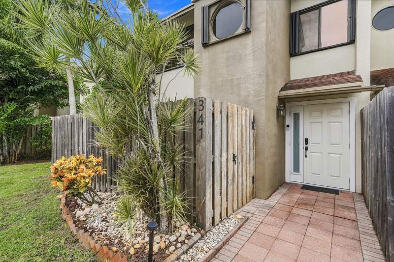 3 bedroom Townhouse at 341 City View Drive, City View, Fort Lauderdale — photo 2