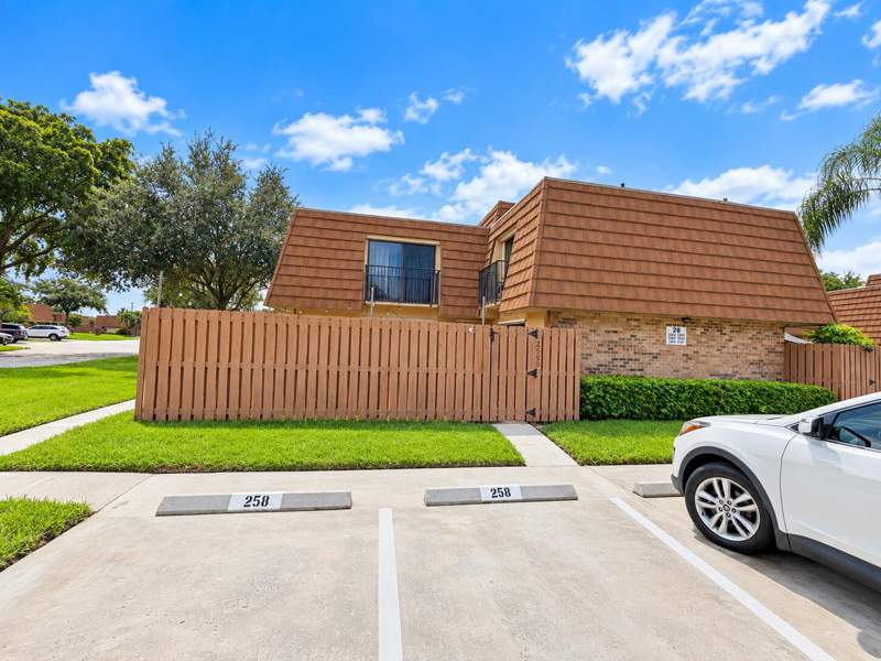 2 bedroom Townhouse at 2590 Lakeview Court, Rock Creek Phase Two, Cooper City — photo 2