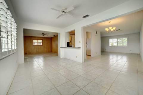 910 SW 7th Avenue, Boynton Beach FL - photo 6 of 33
