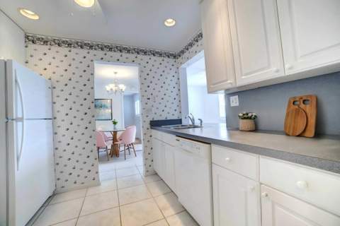 910 SW 7th Avenue, Boynton Beach FL - photo 9 of 33