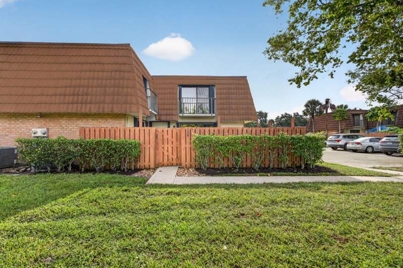 2 bedroom Townhouse at 108 Heritage Way, Village Of Sandalwood Lakes North, West Palm Beach — photo 2
