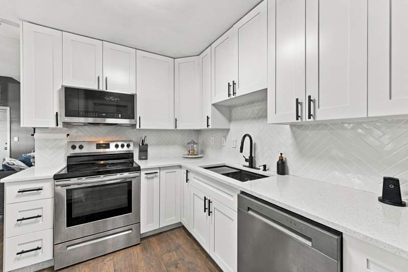 5 bedroom Single Family Residence at 6240 NW 16th Place, Sunrise Golf Village Sec 3, Sunrise — photo 3