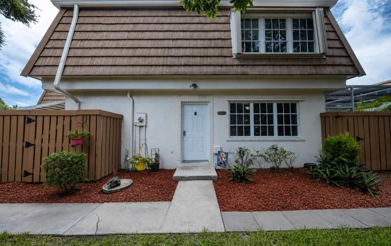 3 bedroom Townhouse at 4300 Hazel Avenue #D, Winchester Court, Palm Beach Gardens — photo 2