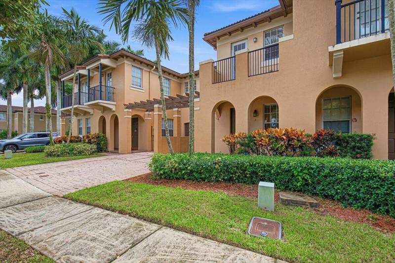 3 bedroom Townhouse at 8706 Blaze Court, Pine Island Commercial, Davie — photo 4