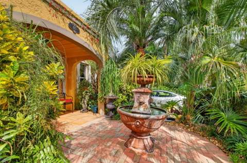 415 Colonial Road, West Palm Beach FL - photo 13 of 59