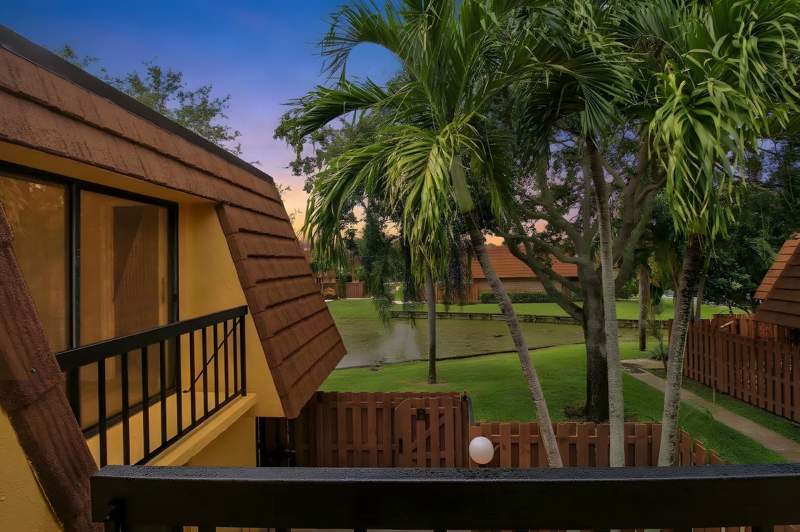 2 bedroom Townhouse at 825 Center Street #30b, Jupiter Plantation Ph II, Jupiter — photo 3