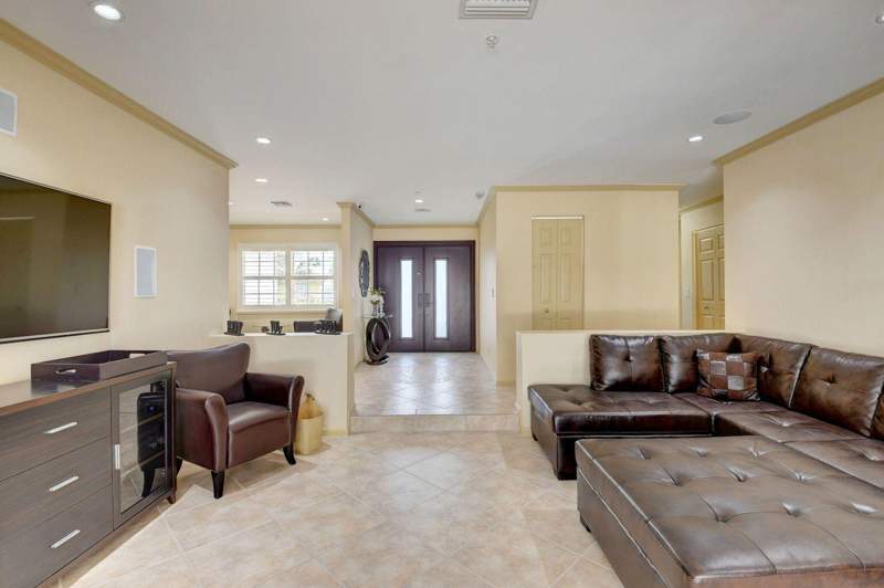 4 bedroom Single Family Residence at 1086 SW 28th Avenue, Golfview Harbour 1st Sec, Boynton Beach — photo 4