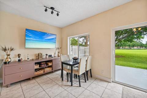 281 SW 95th Terrace, Pembroke Pines FL - photo 9 of 36