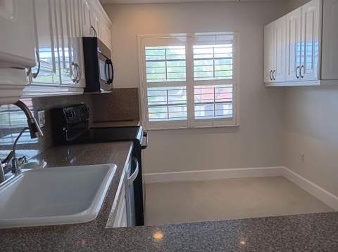 8045 Eastlake Drive, Boca Raton FL - photo 11 of 43