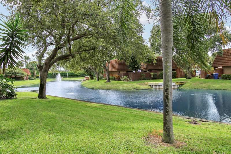 2 bedroom Townhouse at 825 Center Street #30b, Jupiter Plantation Ph II, Jupiter — photo 2