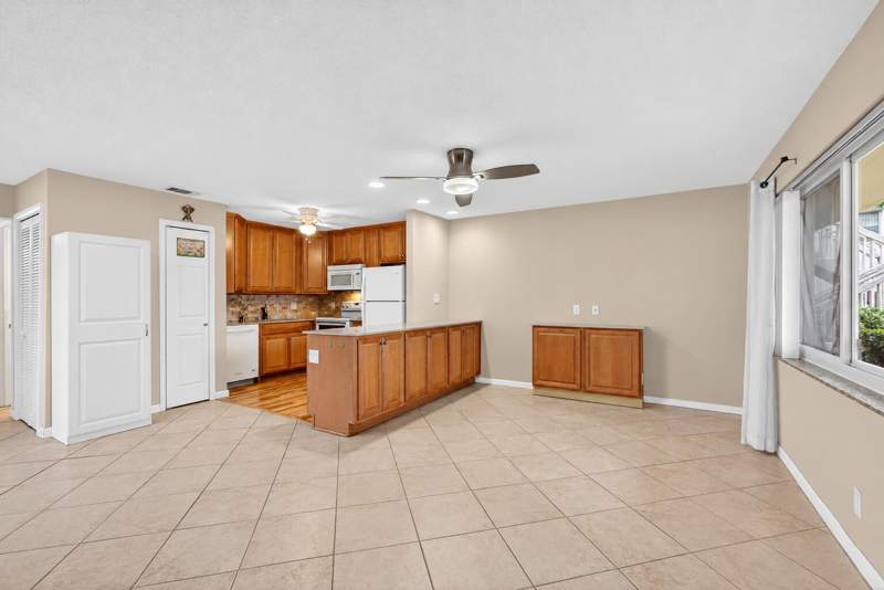 1 bedroom Condominium at 221 Coventry J, Coventry Condo, West Palm Beach — photo 2