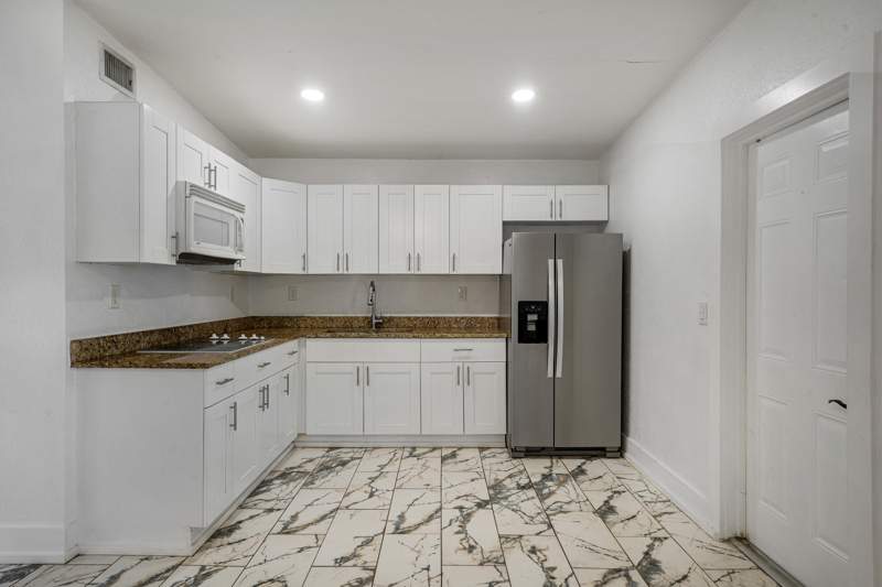 3 bedroom Single Family Residence at 130 Plum Tree Drive, San Castle 1st And 2nd Adds, Lake Worth — photo 4