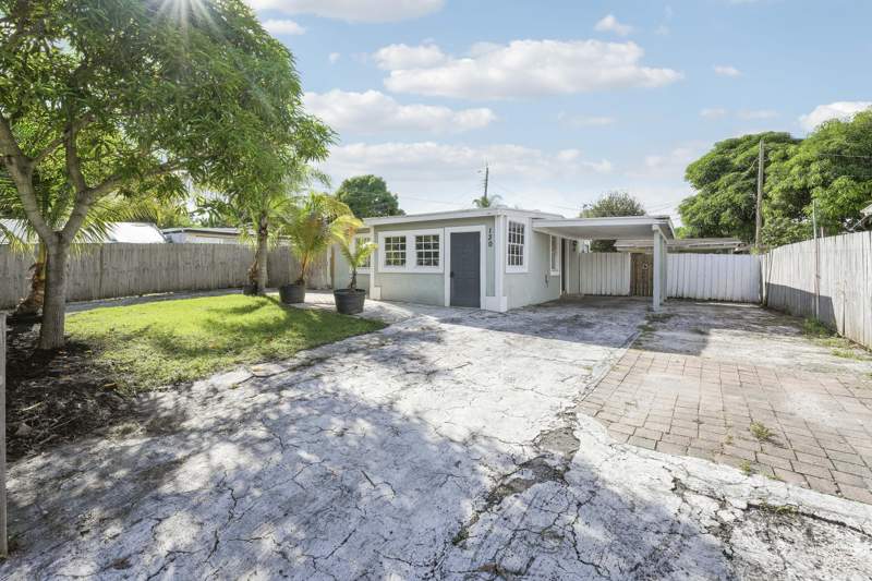 3 bedroom Single Family Residence at 130 Plum Tree Drive, San Castle 1st And 2nd Adds, Lake Worth — photo 2