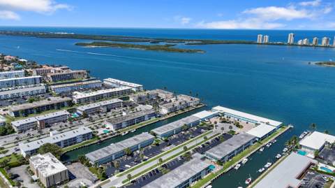 109 Wettaw Lane #101, North Palm Beach FL - photo 6 of 29