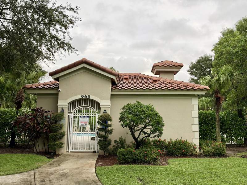 2 bedroom Townhouse at 804 Summit Lake Drive, Summit Lake, West Palm Beach — photo 2