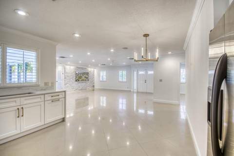 1123 SE 14th Avenue, Deerfield Beach FL - photo 10 of 24