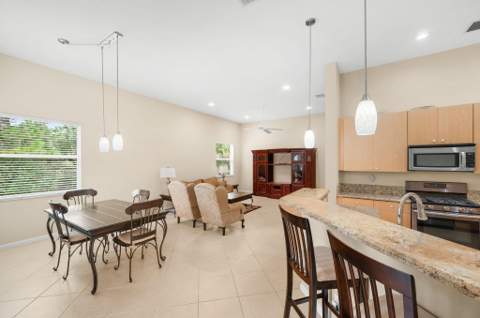483 NW Blue Lake Drive, Port St. Lucie FL - photo 10 of 27