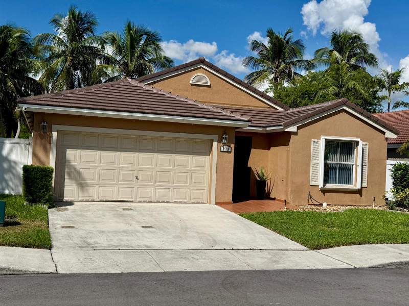 3 bedroom Single Family Residence at 870 NW 166th Avenue, Westfork I Plat, Pembroke Pines — photo 2