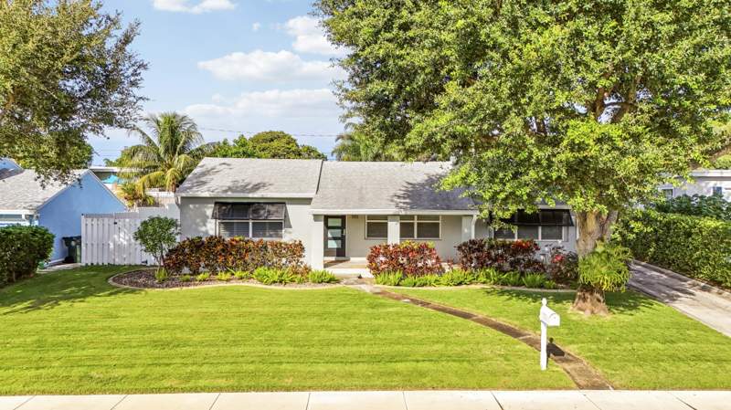 3 bedroom Single Family Residence at 1111 N B Street, Lake Worth Town Of In Pb 2 Pgs 29 To 40 Inc, Lake Worth Beach — photo 2
