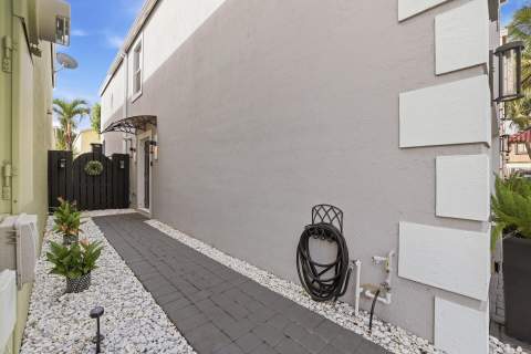 3122 Shelby Way, Palm Springs FL - photo 7 of 34