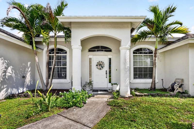4 bedroom Single Family Residence at 422 SW Tulip Boulevard, Port St Lucie Section 41, Port St. Lucie — photo 4