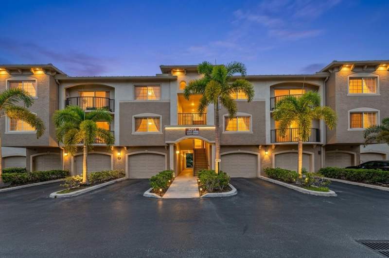 3 bedroom Condominium at 200 Crestwood Court #211, Grand View At Crestwood Condo, Royal Palm Beach — photo 2