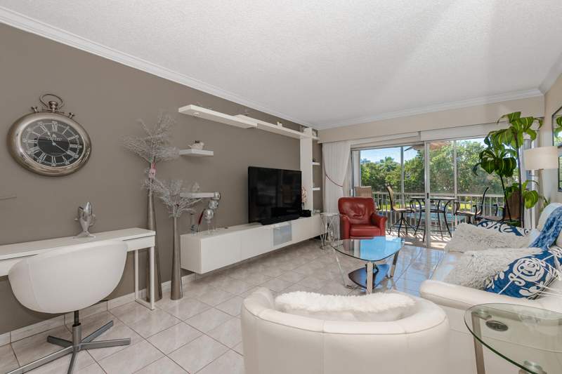 1 bedroom Stock Cooperative at 465 Paradise Isle Boulevard, Isle Of Paradise Co-Op E, Hallandale Beach — photo 5