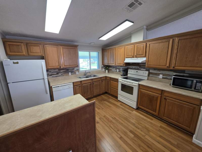 2 bedroom Manufactured Home at 8164 Buckthorn Circle, Savanna Club Plat I, Port St. Lucie — photo 4