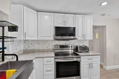 7099 Pine Manor Drive, Lake Worth FL - photo 9 of 54
