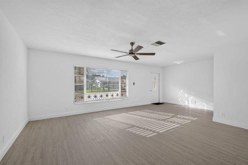 3 bedroom Single Family Residence at 7422 NW 70th Avenue, Mainlands Of Tamarac Lakes, Tamarac — photo 3