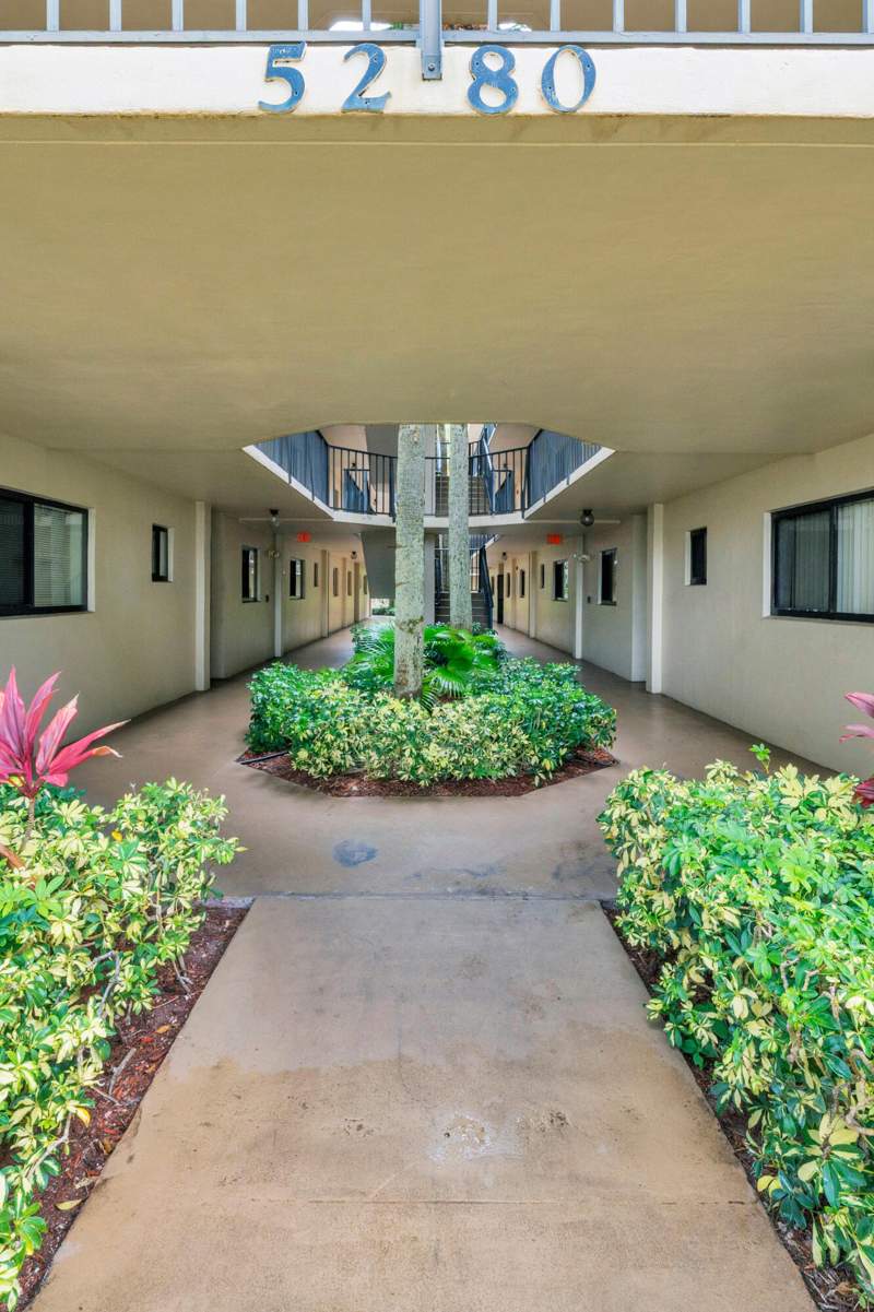 2 bedroom Condominium at 5280 Las Verdes Circle #320, Coconut Palm Condo, Delray Beach — photo 2