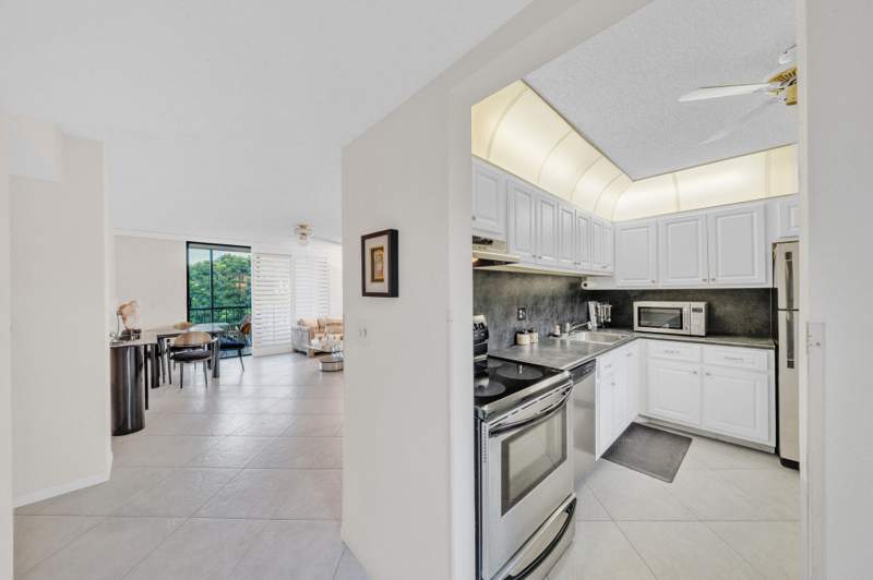 2 bedroom Condominium at 5280 Las Verdes Circle #320, Coconut Palm Condo, Delray Beach — photo 4