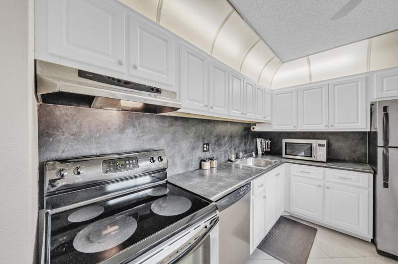2 bedroom Condominium at 5280 Las Verdes Circle #320, Coconut Palm Condo, Delray Beach — photo 5