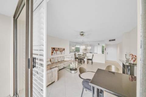5280 Las Verdes Circle #320, Delray Beach FL - photo 13 of 40