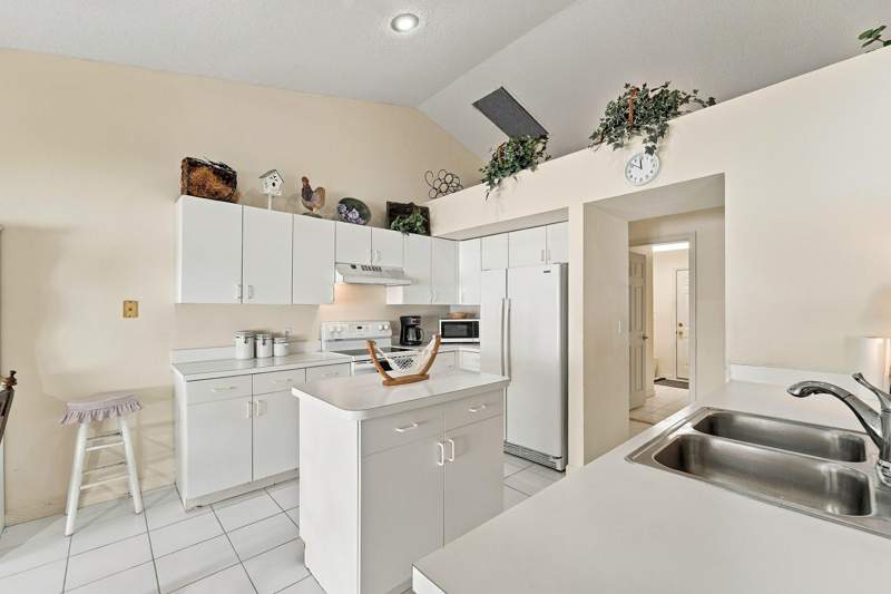 3 bedroom Single Family Residence at 3705 Beachwood Drive, Sabal Lakes Ph 2, Delray Beach — photo 4