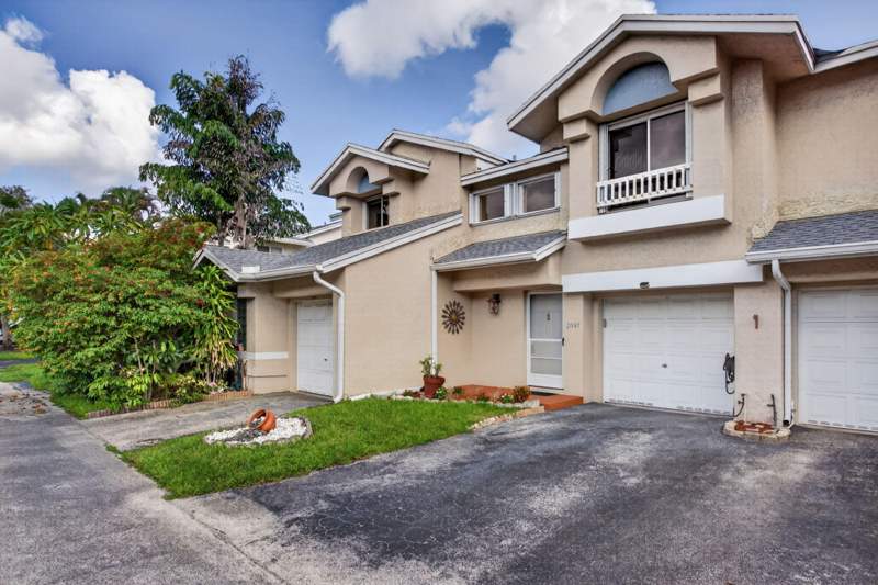 2 bedroom Townhouse at 2047 Discovery Circle, Coral Point North, Deerfield Beach — photo 2